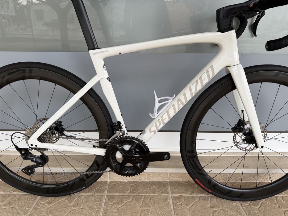 Bicicleta de estrada Specialized - rodas em carbono