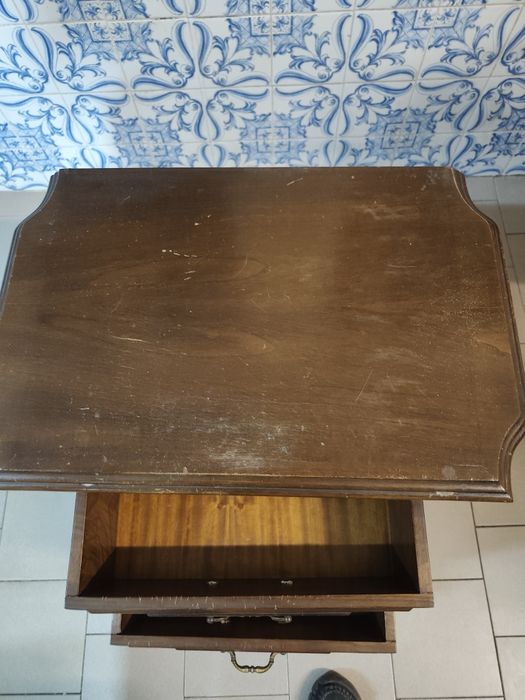 Vendo cama de casal com uma mesinha de cabeceira e estrado em bom estado