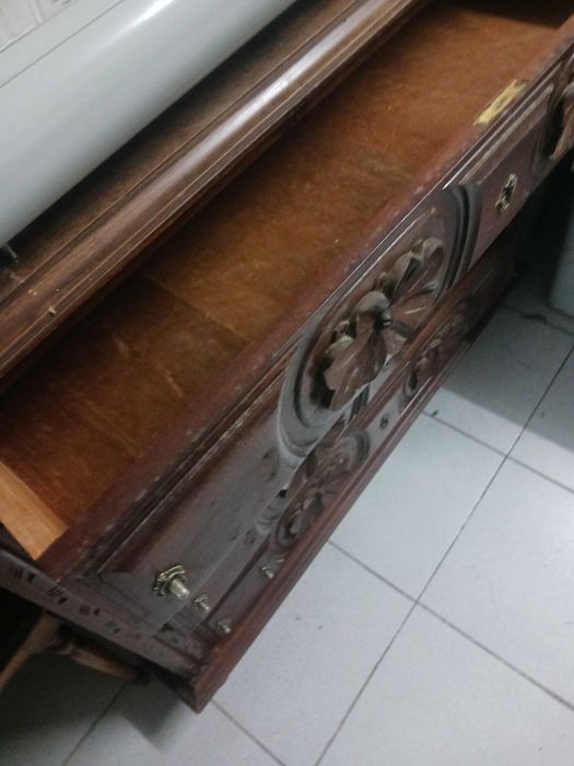 Cómoda estilo antigo em bom estado