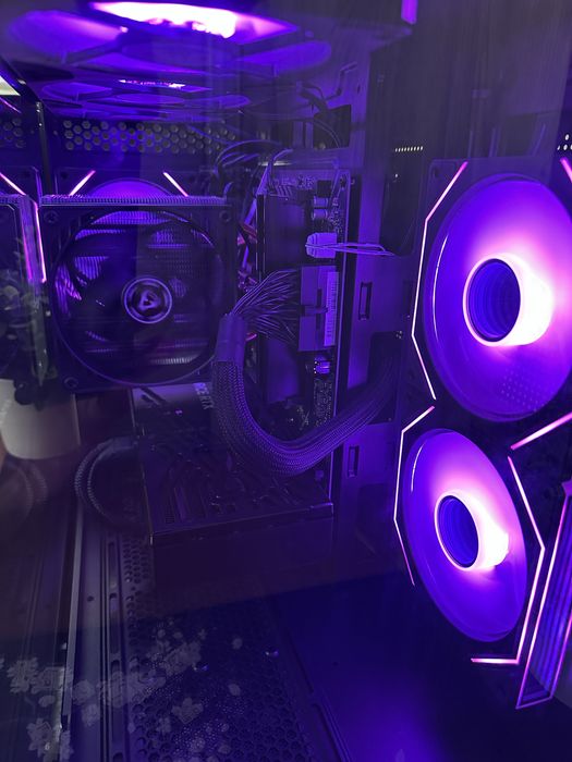 | RTX 5070 | 32 GB RAM | R5 5600 | 1Tb M.2 | Czarny Komputer Gamingowy
