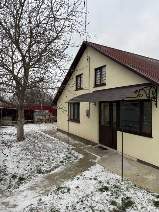 Будинок з ремонтом, є твердопаливний котел та резервне живлення