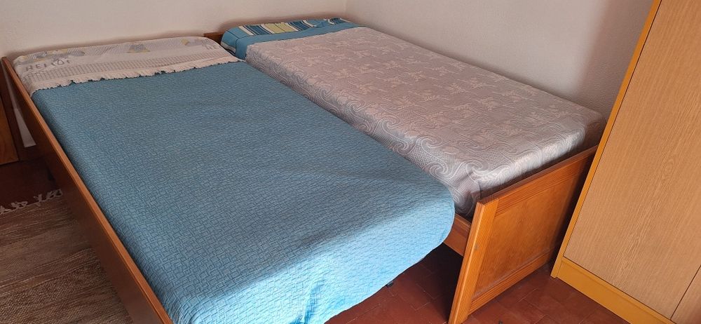 Cama dupla com colchões
