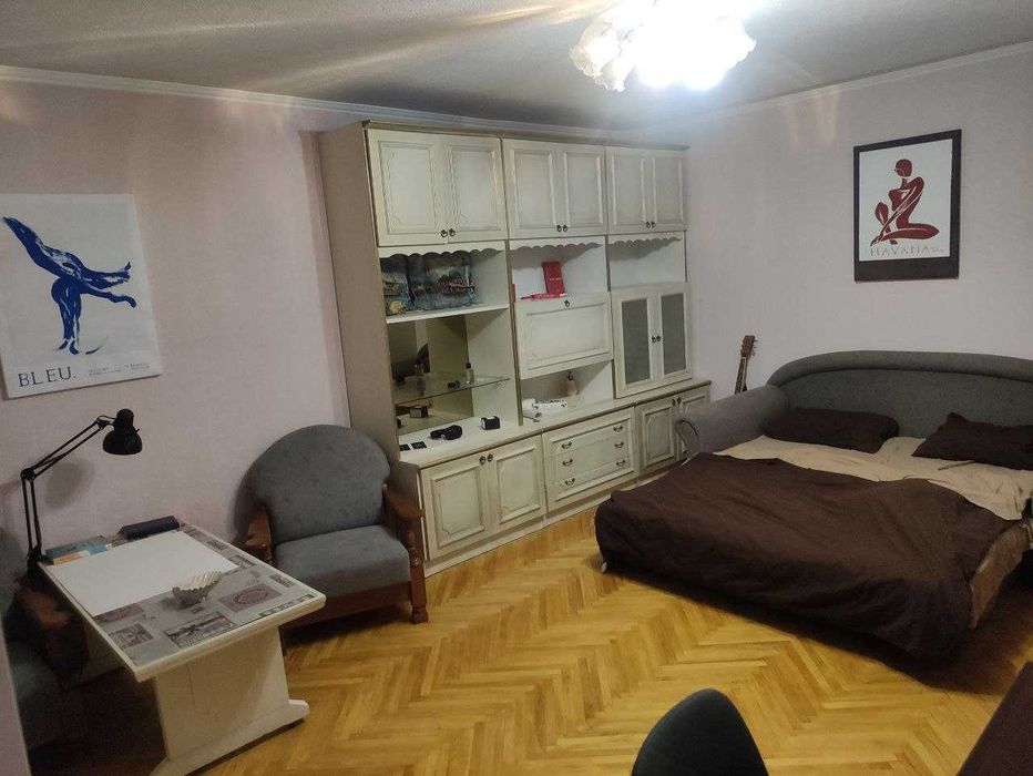 Здається світла та затишна квартира в будинку-шоколадці на Антоновича.