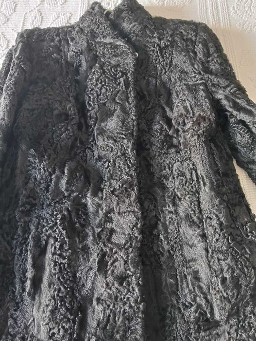 Casaco de pele de Astrakhan de mulher preto original
