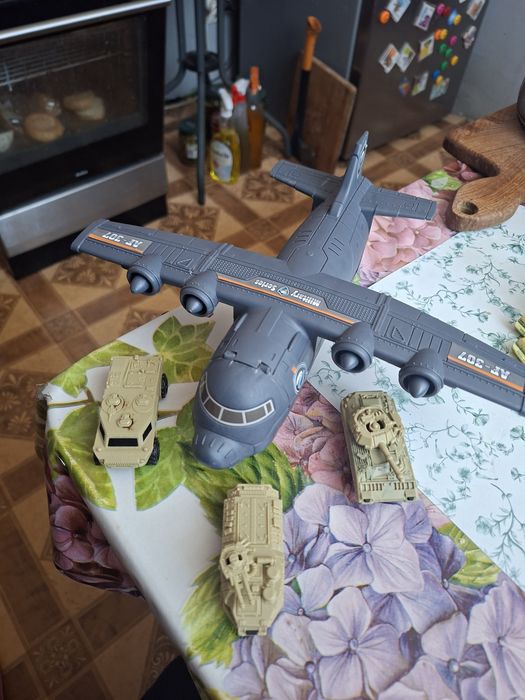 Zabawka samolot  transportowy