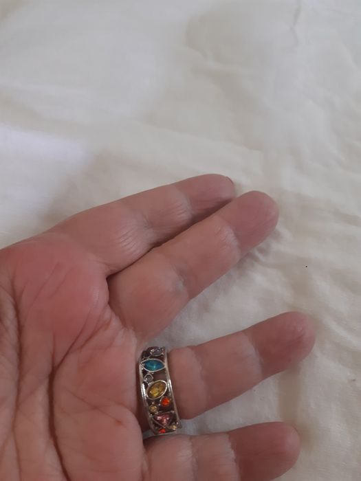 Anel novo com pedras mulcolocoridas