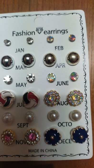 Vários pares de brincos