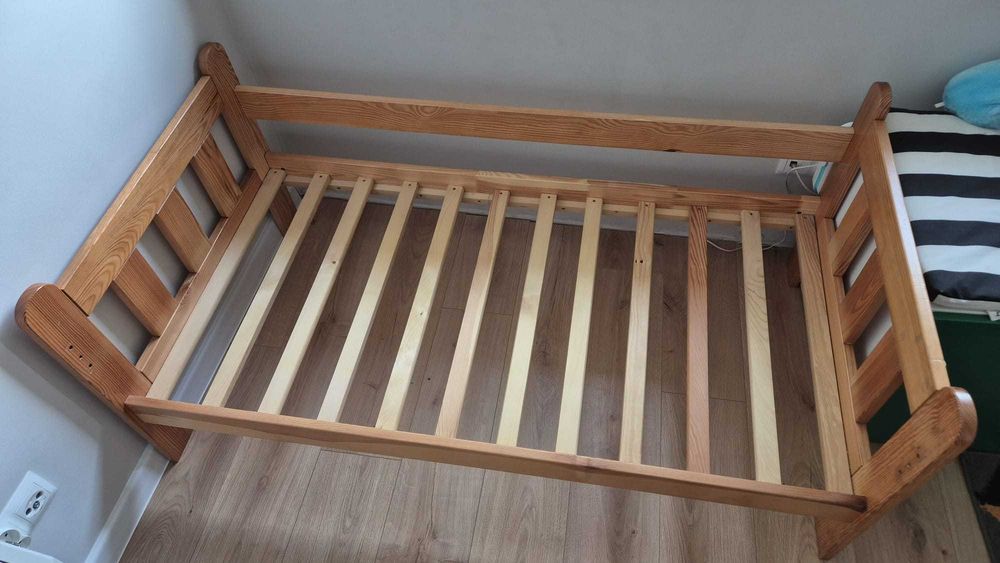 Solidne drewniane łóżeczko dziecięce 140x70 + materac z warstwą gryki