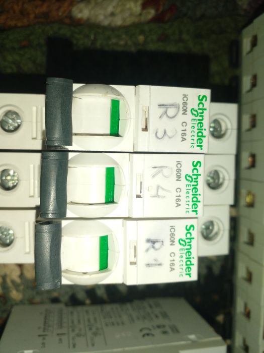 автоматический выключатель.блочок до выклююючателей.17шт.+1..
