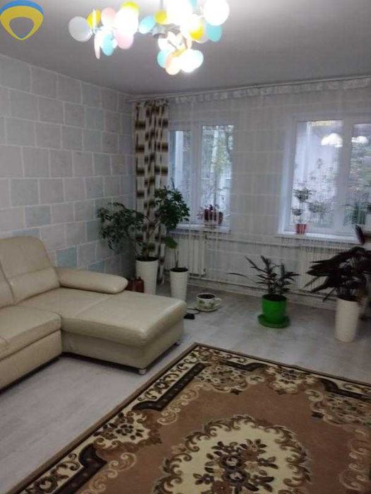 Квартира на земле с гаражом, двором и небольшим участком земли.