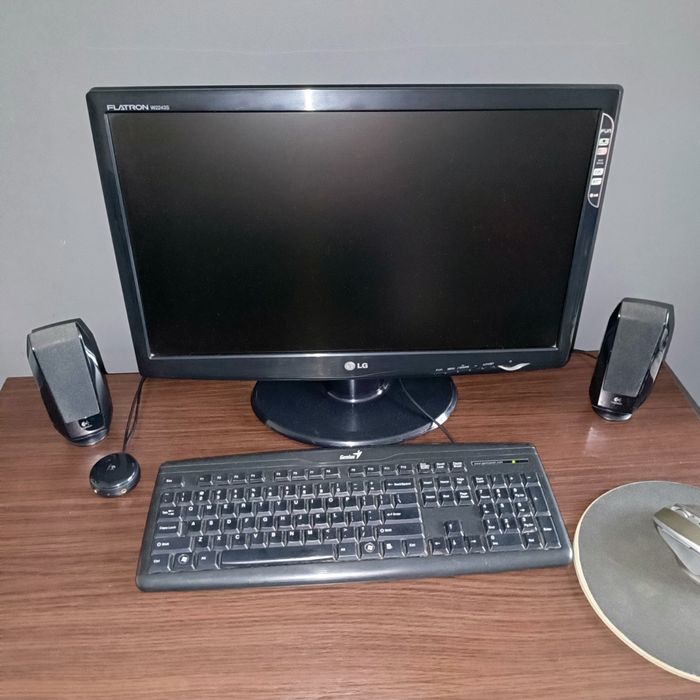 Komputer, monitor, głośniki, drukarka, biurko