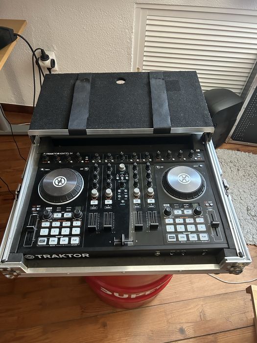 Traktor Kontrol S4 Mk2 + caixa de transporte