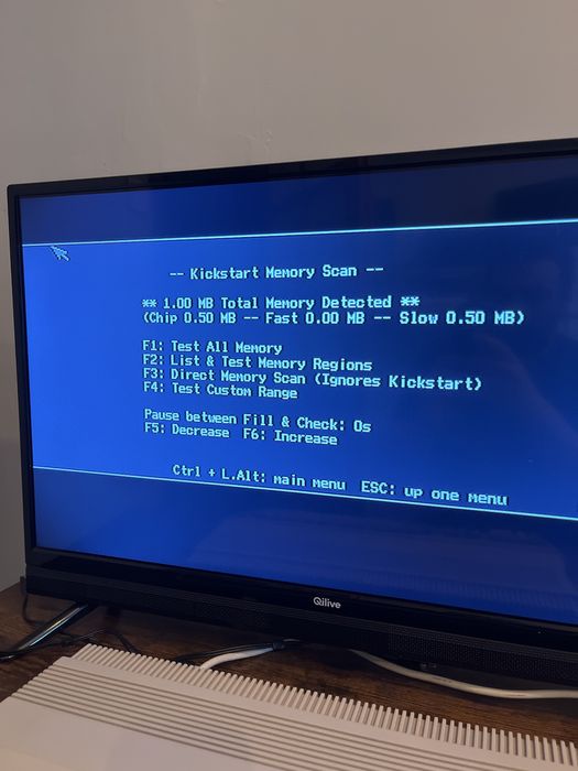 Commodore Amiga 500 z zasilaczem, padem do grania oraz kabelkami