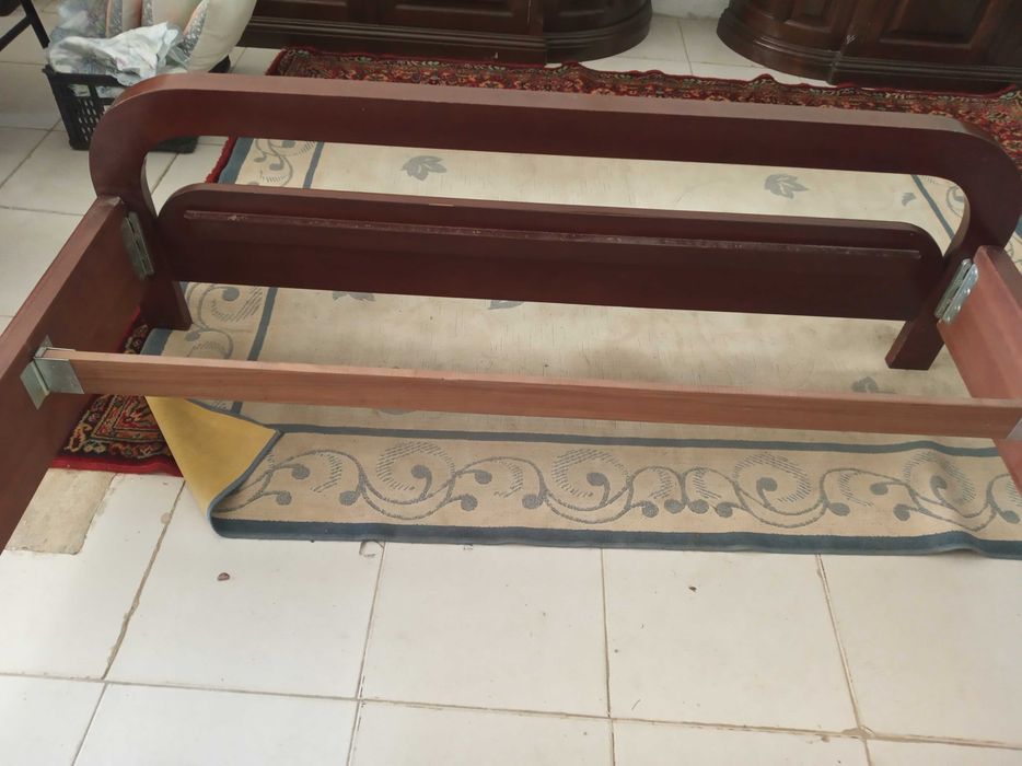 Vendo cama de madeira muito bonita.