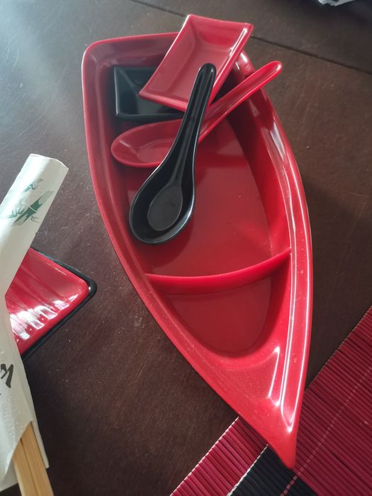 Conjunto japonês de plástico vermelho e preto