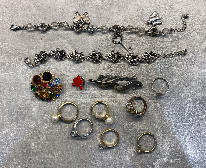 Zestaw biżuterii bransoletki pierścionki zegarki wisiorki