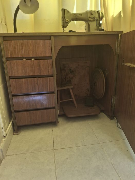 Maquina costura Oliva com movel