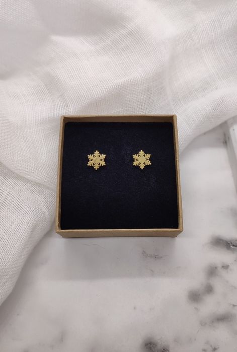 Nowe złote kolczyki śnieżynki, płatki śniegu