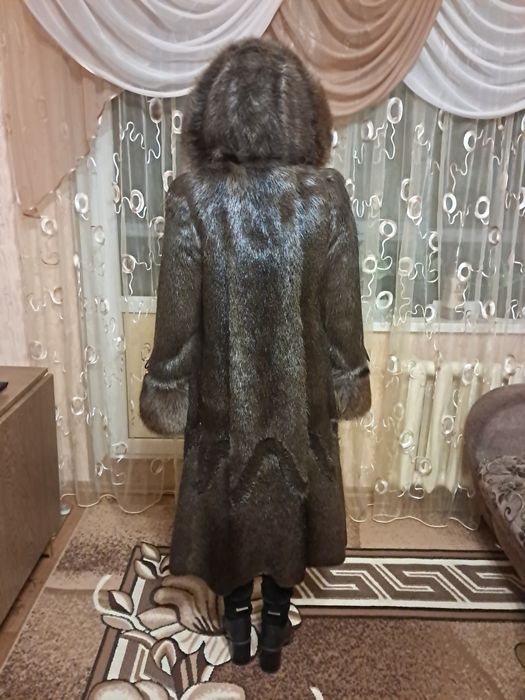 Шуба из нутрии, капюшон и на рукавах опушка из писца.