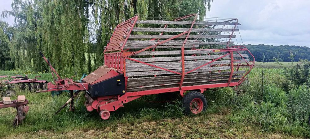 Przyczepa samozbierająca do siana