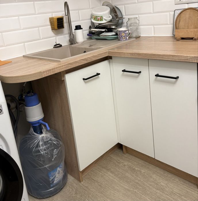 Низ кухні кутовий з камʼяною мийкою та краном