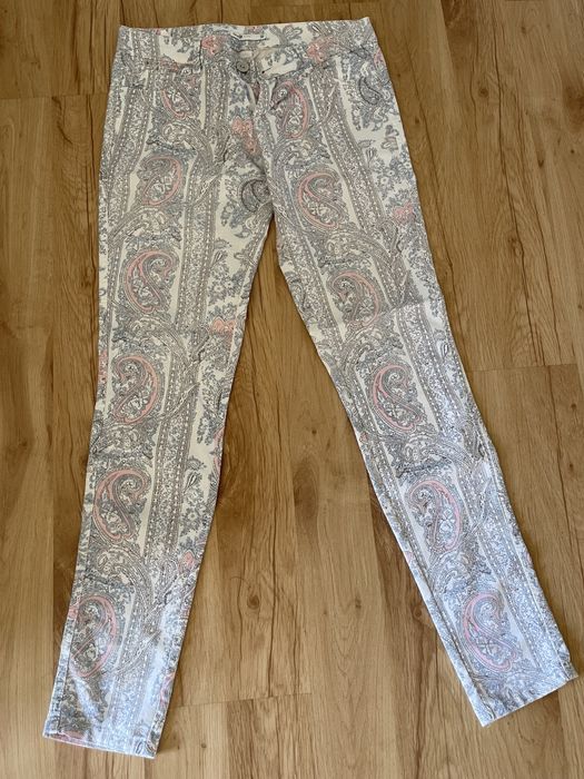 Materiałowe spodnie we wzory