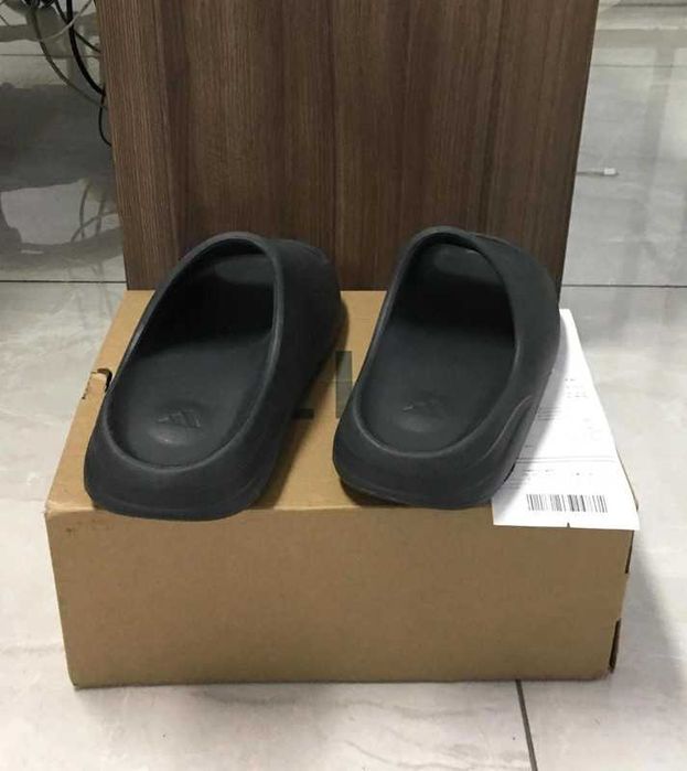 adidas Yeezy Slide 39