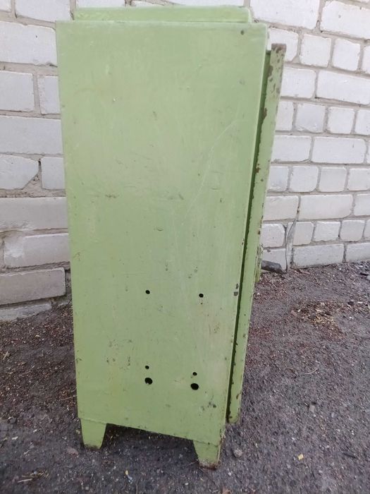 Шкаф металлический с дверцами. Ключик.
Размер: 35см.Х 60см.Х25см.