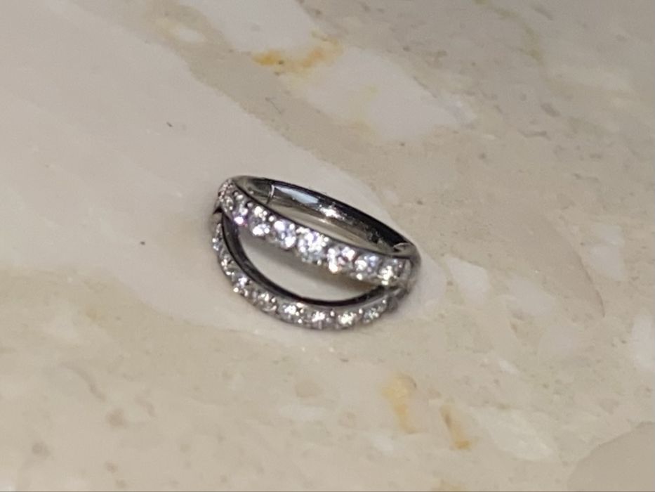 Unisex kolczyk 6 mm piercing 16 G podwójne kółko segment Tytan