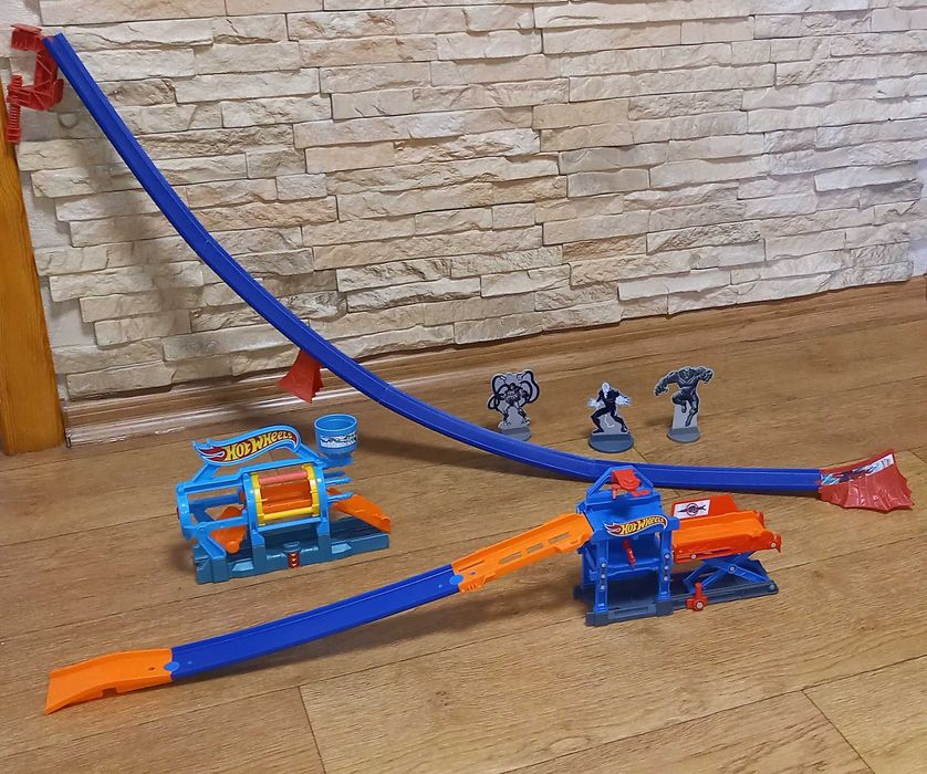 Продам игровые наборы Hot Wheels 3 в 1