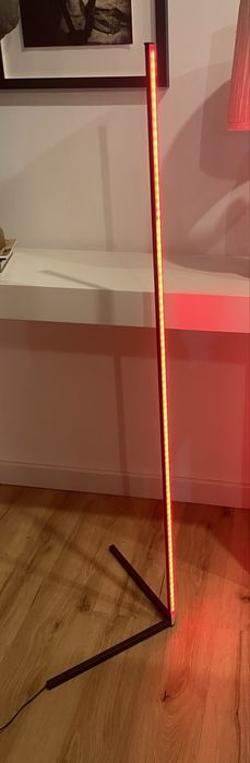 Candeeiro de pé muda de cor com comando