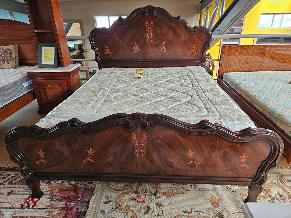 Excelente cama com estrado e colchão - Bom estado geral