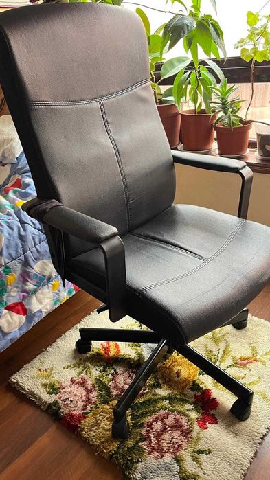 Cadeira de secretária em bom estado