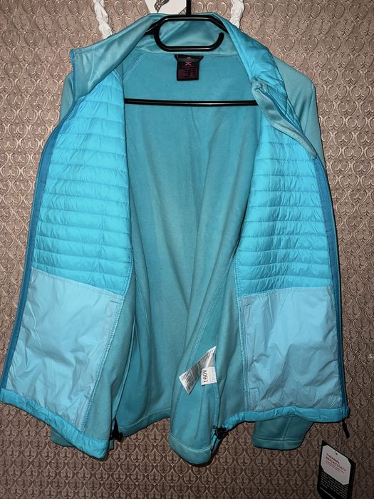 Жіноча спортивна куртка , нова