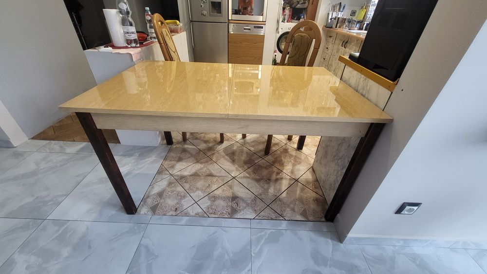 Stół do jadalni.dwa krzesła.