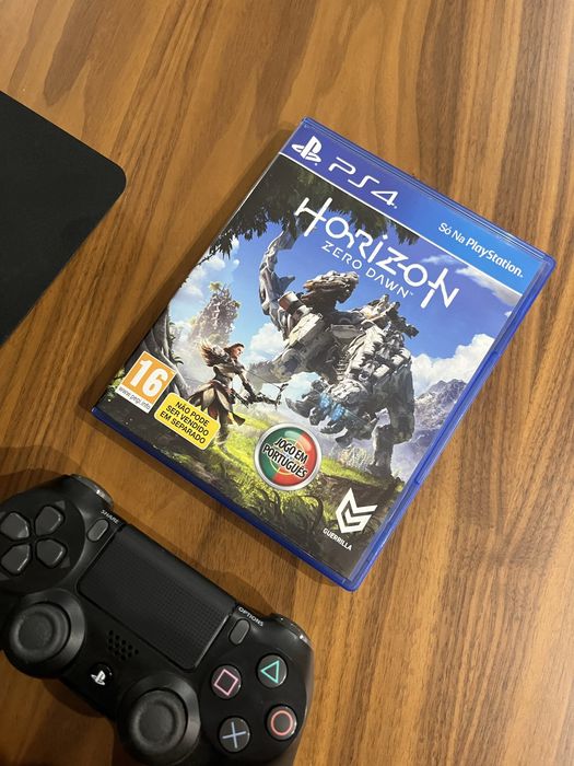 PS4 Slim 1Tb com dois comandos e jogo Horizon Zero Dawn