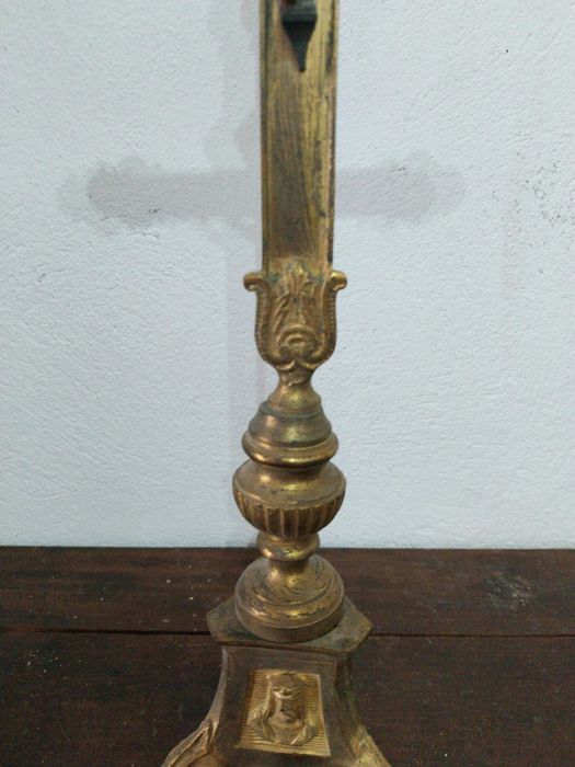 Arte sacra. Crucifixo antigo de altar.