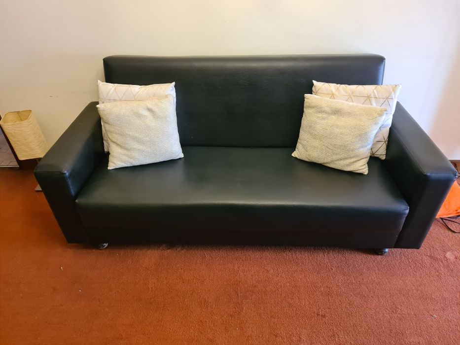 Sofá em pele sintética preto