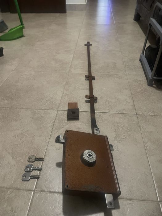 Fechadura com tranca no chão de chave em cruz  para porta