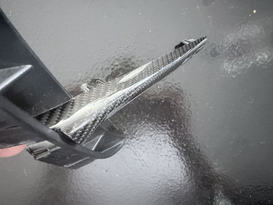 Simbolo friso guarda lamas BMW M4 F84 carbono