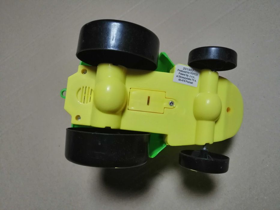 Traktorek zabawka, traktor dla dzieci,  wydaje dźwięki, baterie,