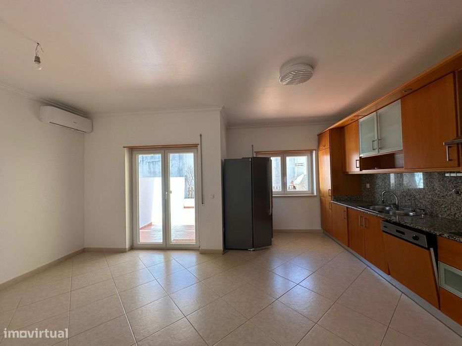 Moradia T3 com logradouro e garagem