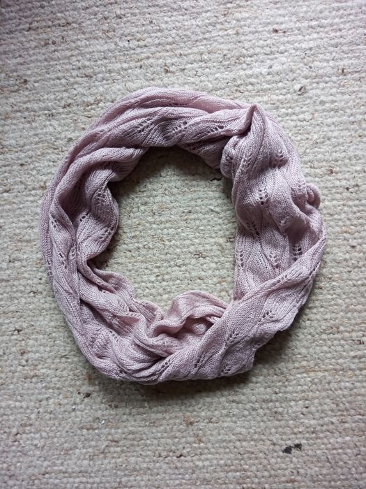 Liliowy szal typu komin, miękki, ażurowy