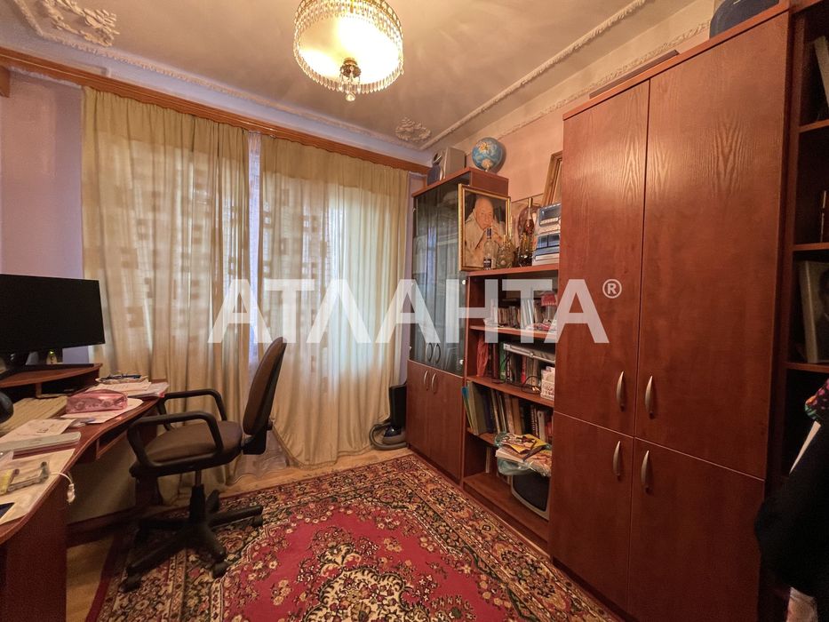 Трехкомнатная квартира с большой кухней студией