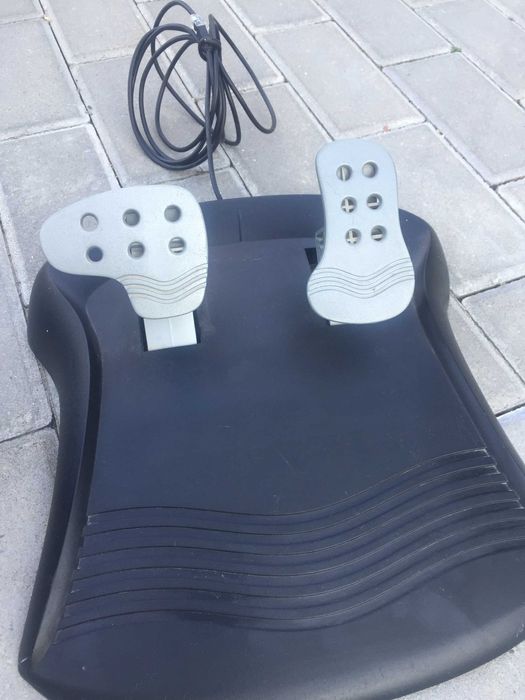 Ігровий руль і педалі.