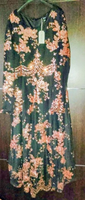 Sprzedam długą sukienkę cekinowa 2XL