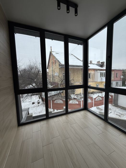 Продам кутовий котедж, в центральній частині міста.