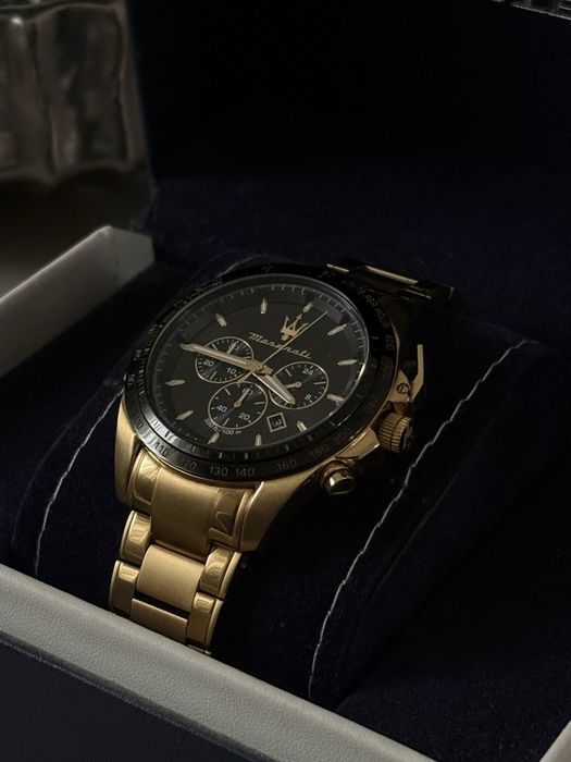 Relogio dourado maserati
