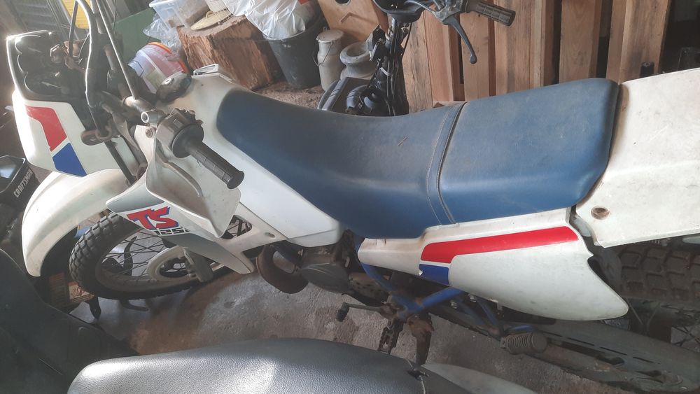 Mota Suzuki, sem documentos, motor colado. Parada ha 3 anos.