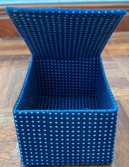 Caixa com bonequinha de porcelana